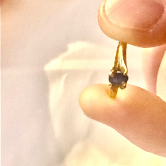 14k gold sapphire ring w 2 tiny diamonds accenting gem. - Picture 2 of 5